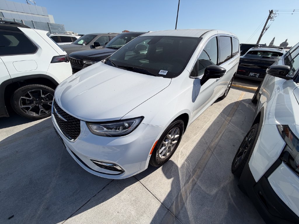 Used 2026 Chrysler Pacifica Select FWD image 1