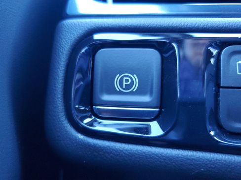 New 2026 GMC Yukon XL AT4 image 32