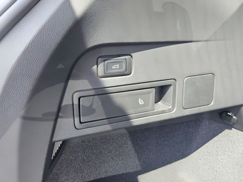 Certified 2023 Volkswagen Tiguan SE R-Line FWD image 27