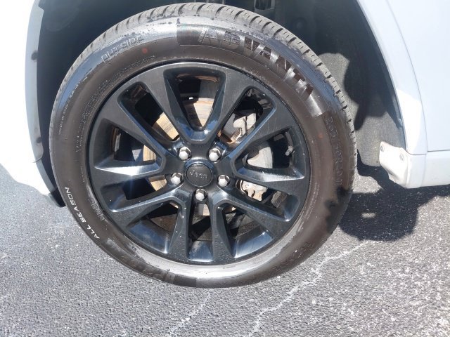 Used 2020 Jeep Grand Cherokee Altitude AWD/4WD image 11
