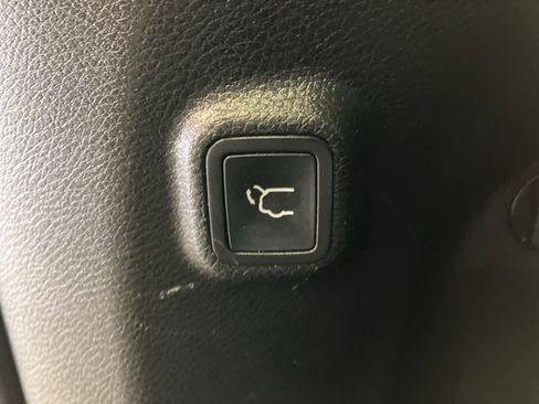 Used 2019 Jeep Cherokee Latitude Plus w/ Comfort/Convenience Group image 30