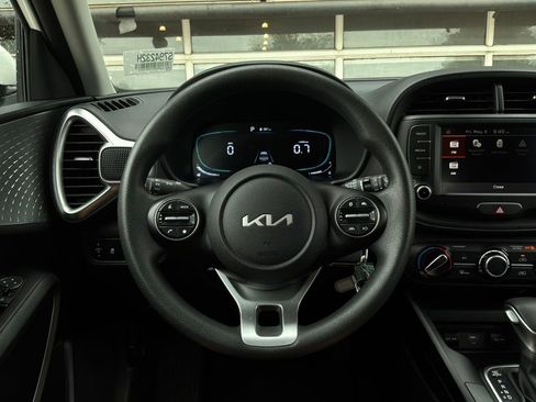 Used 2025 Kia Soul LX w/ LX Technology Package FWD image 28