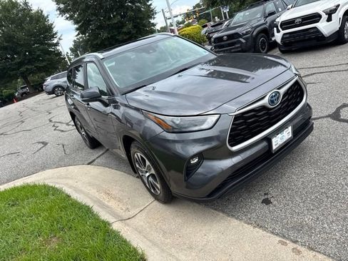 Used 2023 Toyota Highlander XLE AWD/4WD image 5