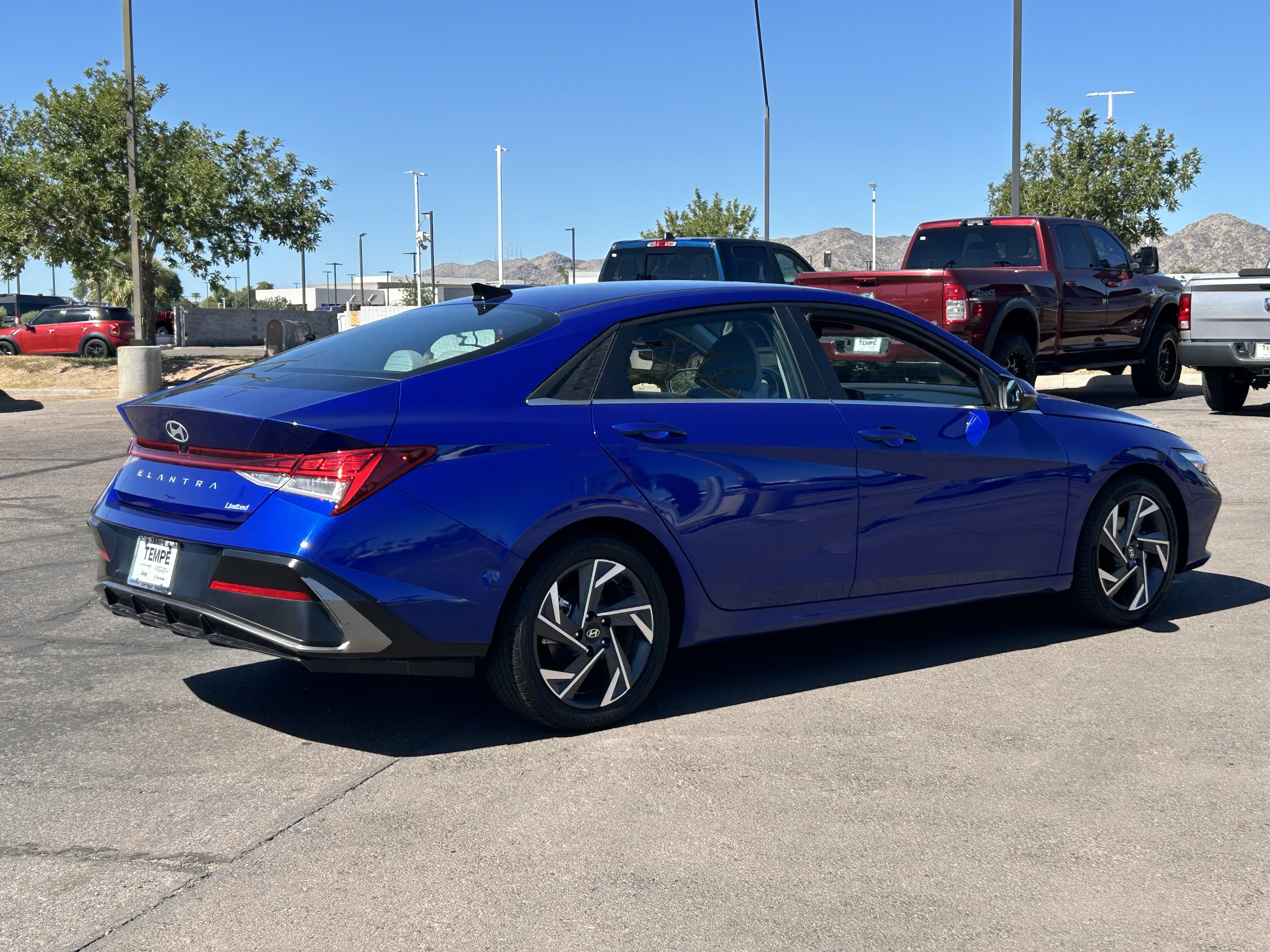 Used 2025 Hyundai Elantra Limited FWD image 5