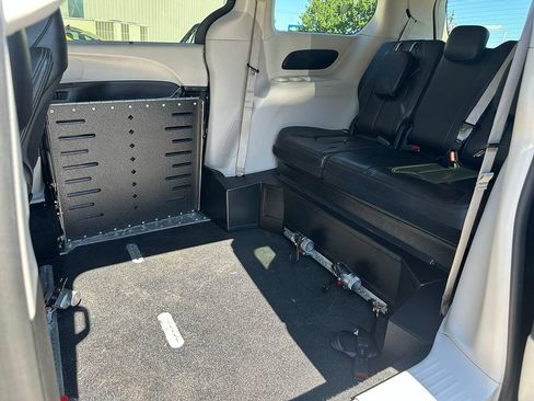 Used 2023 Chrysler Pacifica Touring-L FWD image 41