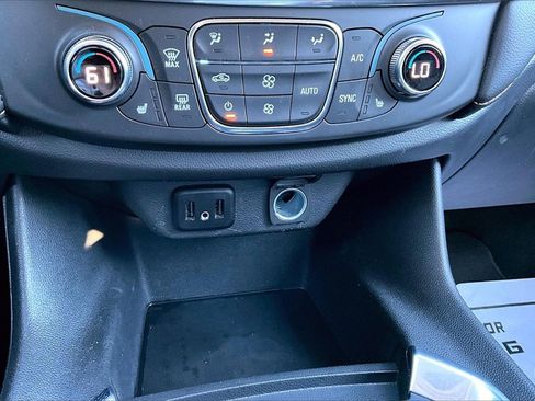 Used 2021 Chevrolet Traverse LT image 15