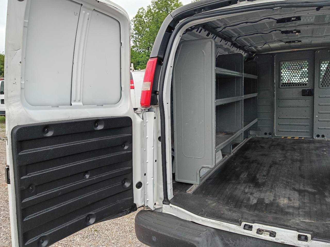 Used 2017 Chevrolet Express 2500 RWD image 22