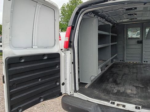 Used 2017 Chevrolet Express 2500 RWD image 22