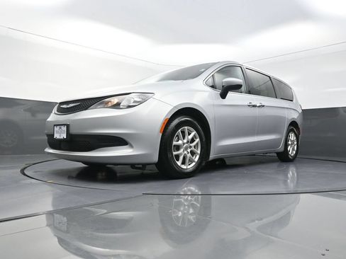 Used 2022 Chrysler Voyager LX FWD image 23