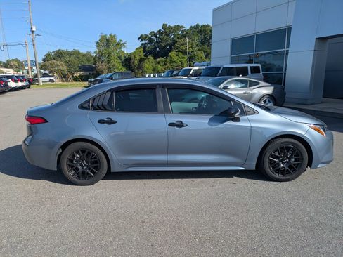 Used 2022 Toyota Corolla LE FWD image 3