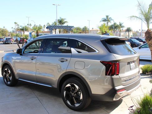 Certified 2025 Kia Sorento EX image 7