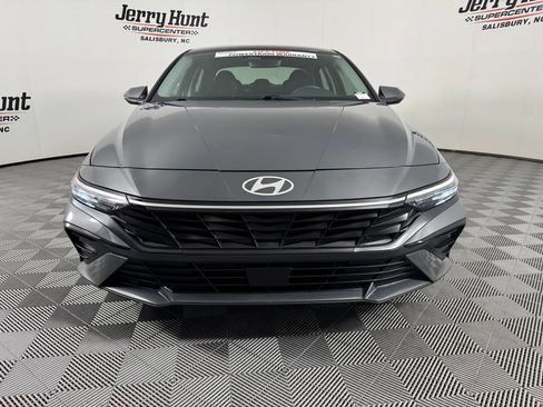 Used 2025 Hyundai Elantra Limited FWD image 4