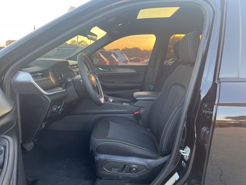 Used 2025 Jeep Grand Cherokee L Laredo image 8