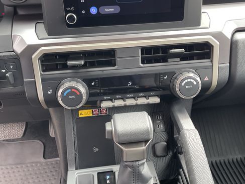 Certified 2025 Toyota Tacoma SR5 AWD/4WD image 24