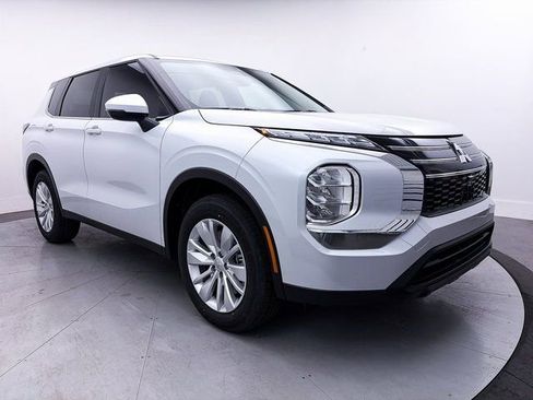 New 2025 Mitsubishi Outlander ES image 1
