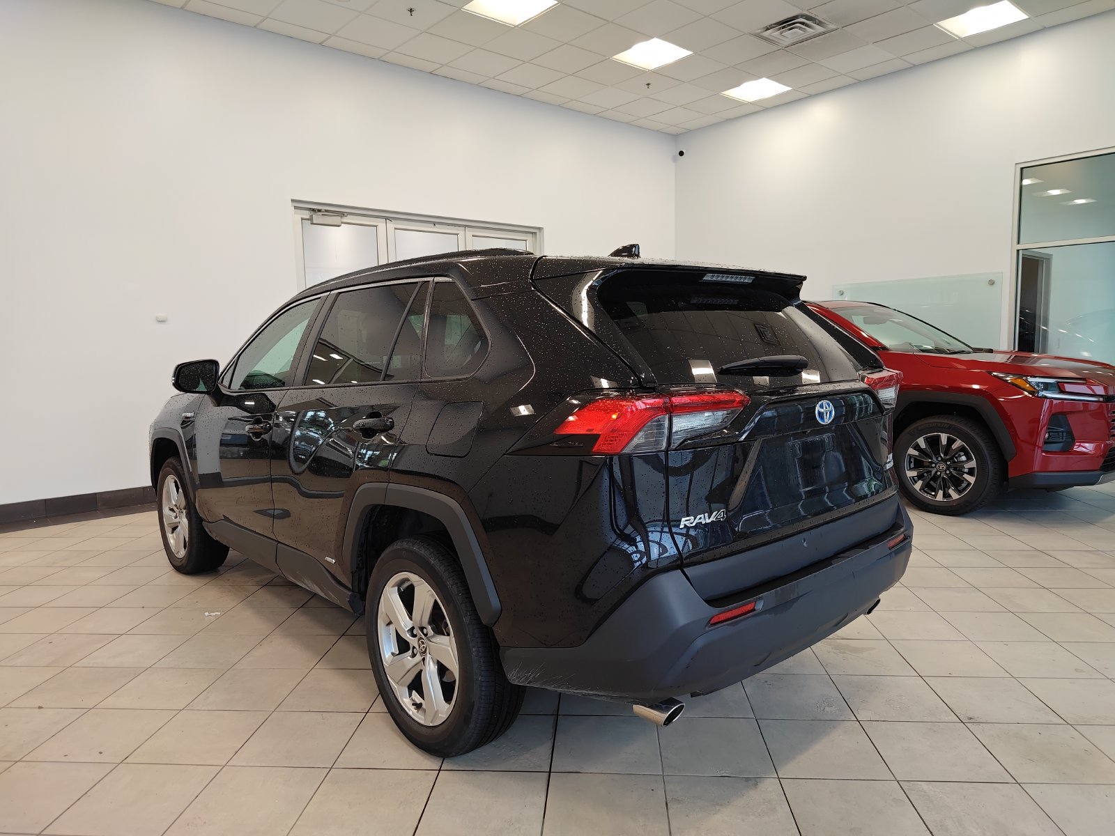 Used 2021 Toyota RAV4 XLE Premium AWD/4WD image 5