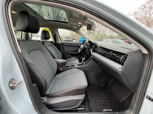 Certified 2025 Volkswagen Jetta SEL image 22