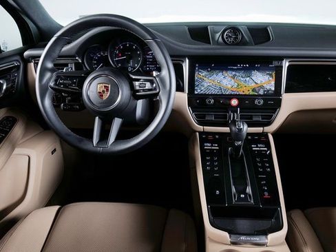 Certified 2025 Porsche Macan image 15