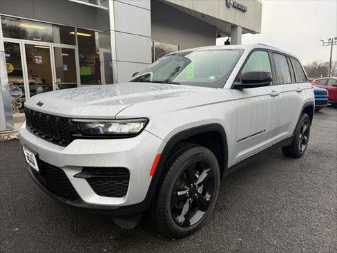 Certified 2023 Jeep Grand Cherokee Altitude AWD/4WD image 4
