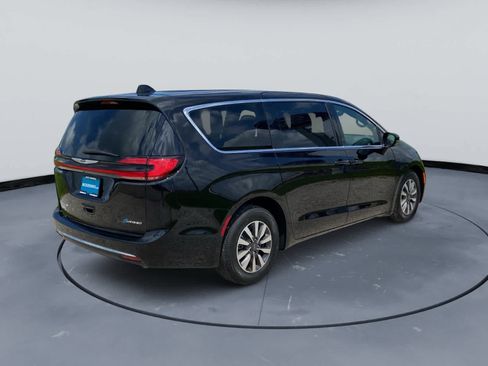 Used 2025 Chrysler Pacifica Select FWD image 9