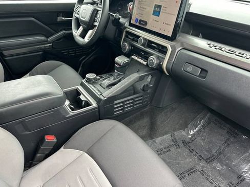 Certified 2025 Toyota Tacoma TRD Off-Road AWD/4WD image 19