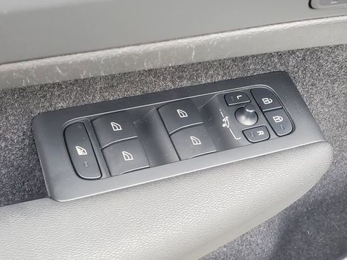 Used 2023 Volvo XC40 B5 Core w/ Convenience Package image 12