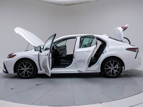 Used 2023 Toyota Camry SE image 18