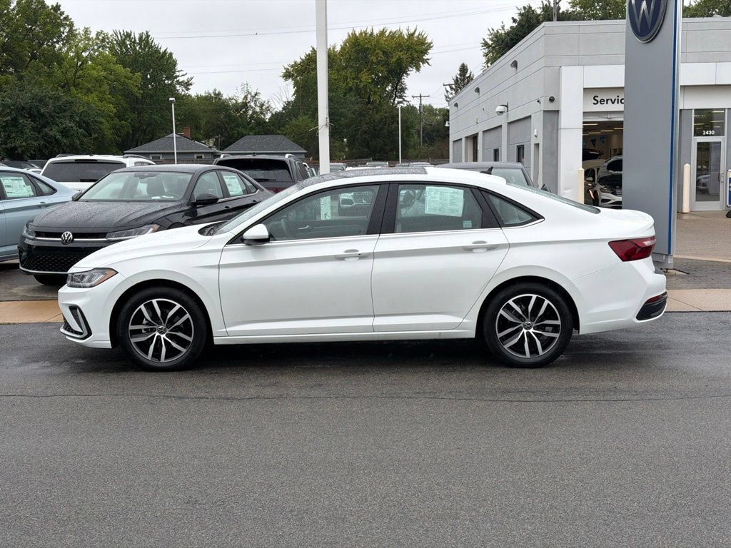Certified 2026 Volkswagen Jetta SE FWD image 5
