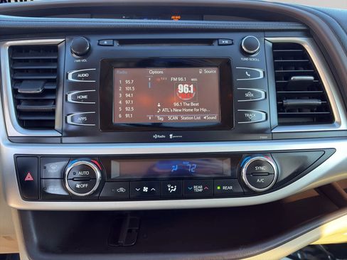 Used 2015 Toyota Highlander Plus FWD image 16
