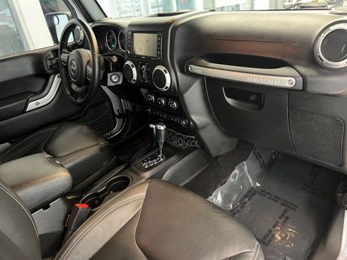 Used 2015 Jeep Wrangler Unlimited Sahara w/ Dual Top Group AWD/4WD image 15
