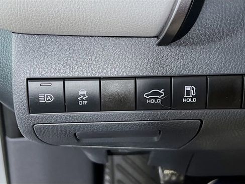 Used 2019 Toyota Camry L image 9