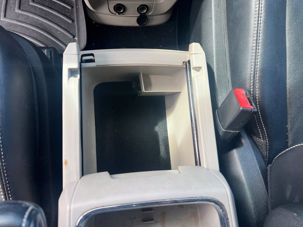 Used 2014 Chrysler Town & Country Touring FWD image 29