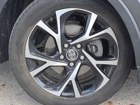 Used 2018 Toyota C-HR XLE FWD image 9