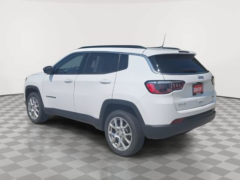 Used 2023 Jeep Compass Latitude w/ Sun and Sound Group AWD/4WD image 7