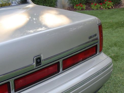 Used 1997 Lincoln Town Car Signature RWD image 28