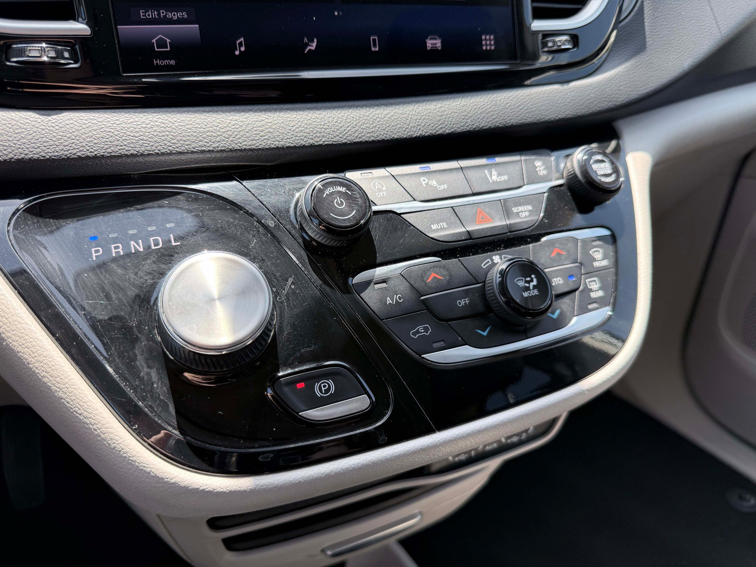 Used 2024 Chrysler Pacifica Touring-L FWD image 21