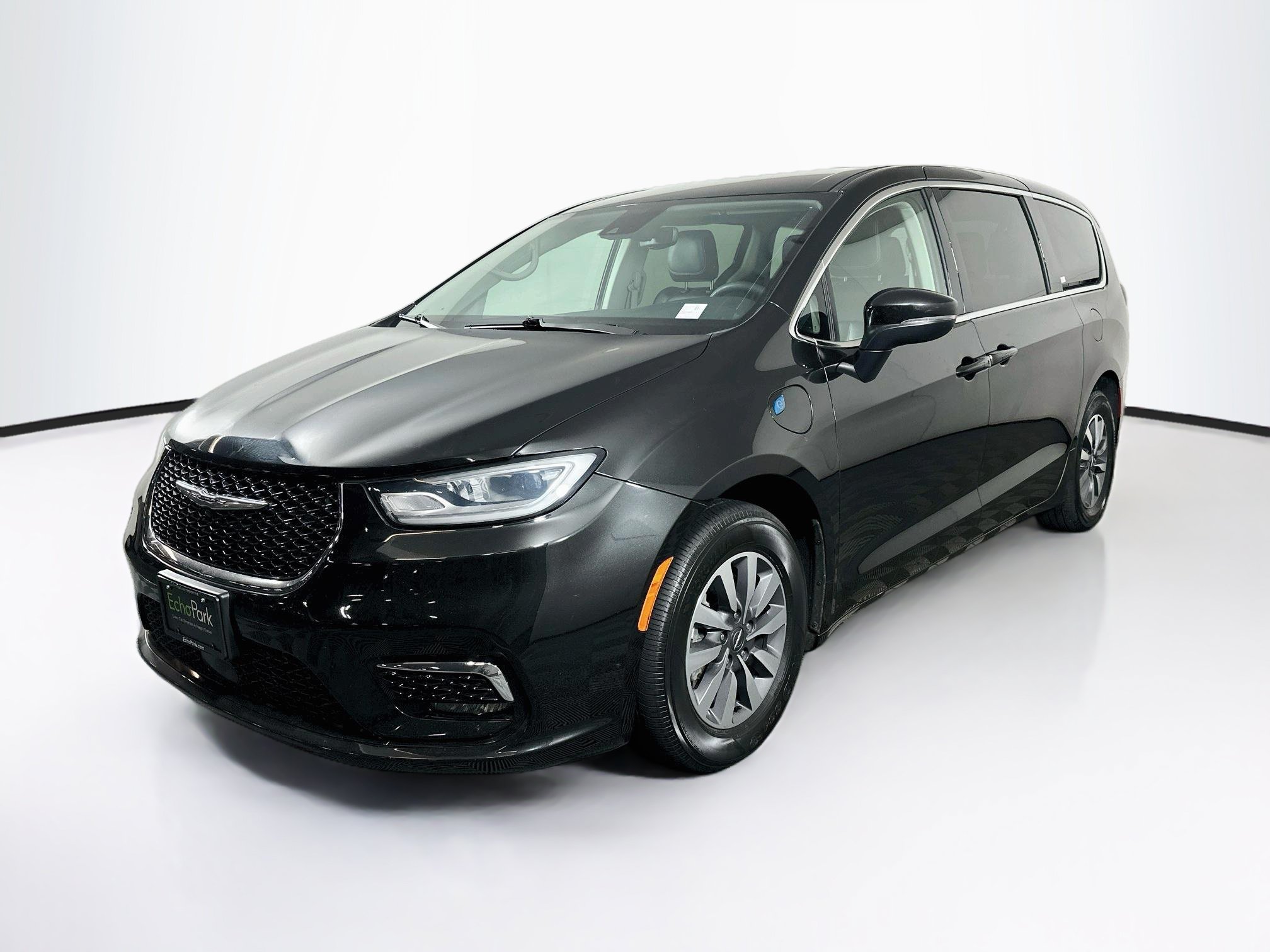 Used 2023 Chrysler Pacifica Touring-L FWD image 3