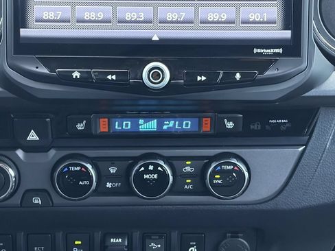 Used 2018 Toyota Tacoma TRD Sport AWD/4WD image 29
