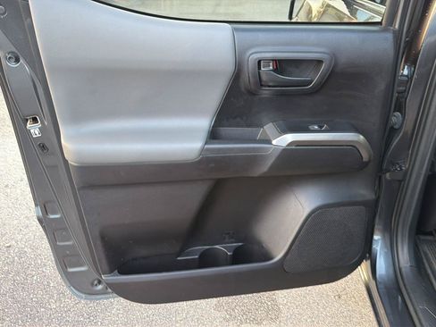 Used 2020 Toyota Tacoma SR5 RWD image 17