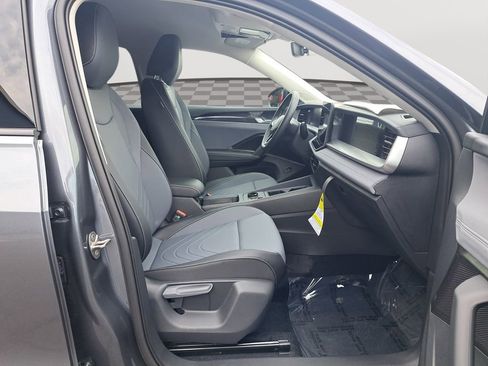 New 2025 Volkswagen Tiguan SE FWD image 18