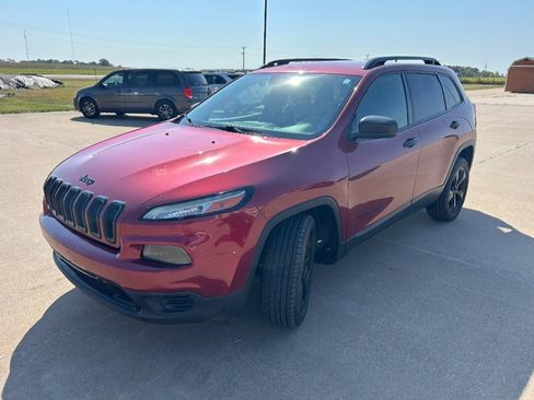 Used 2016 Jeep Cherokee Sport image 3
