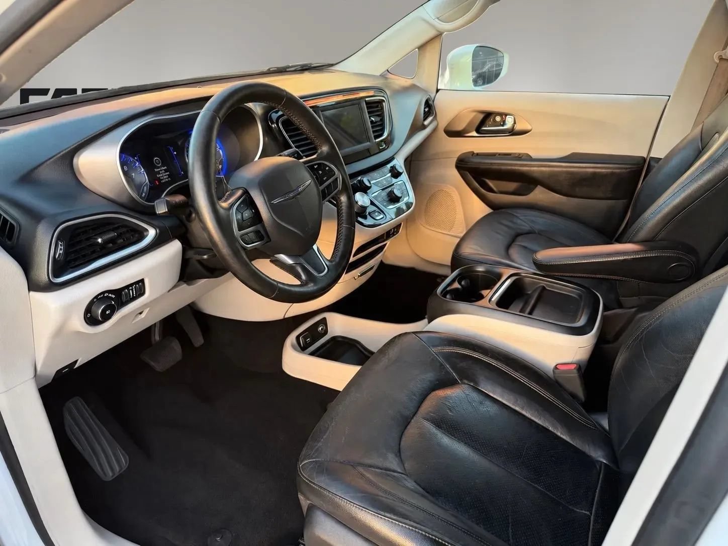 Used 2020 Chrysler Pacifica Touring-L FWD image 10