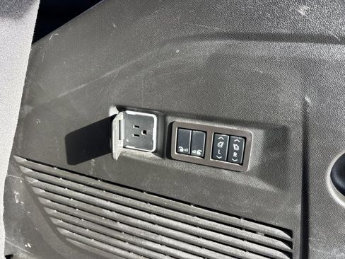 Used 2024 GMC Yukon Denali Ultimate image 9