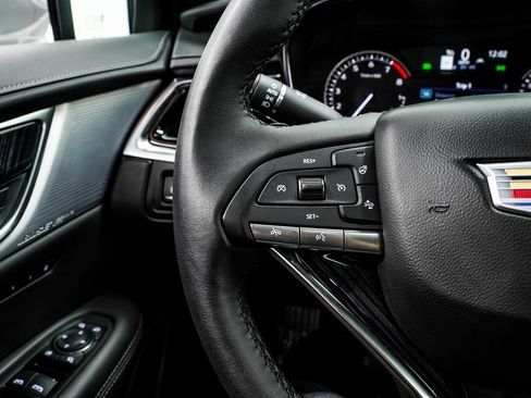 Used 2025 Cadillac XT6 Premium Luxury image 35