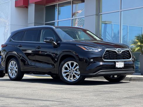 Certified 2026 Toyota Highlander Limited AWD/4WD image 2