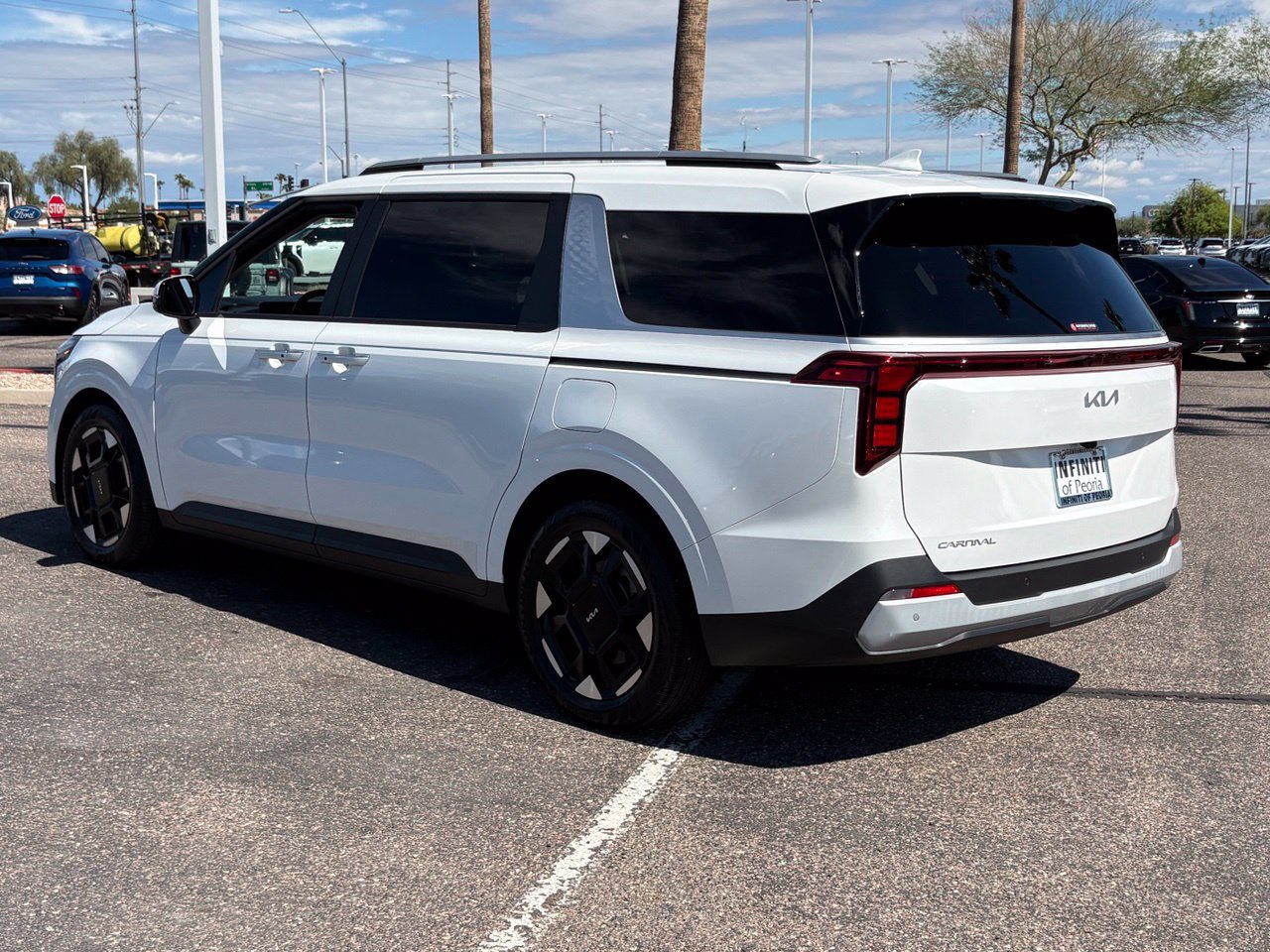 Used 2025 Kia Carnival EX FWD image 4