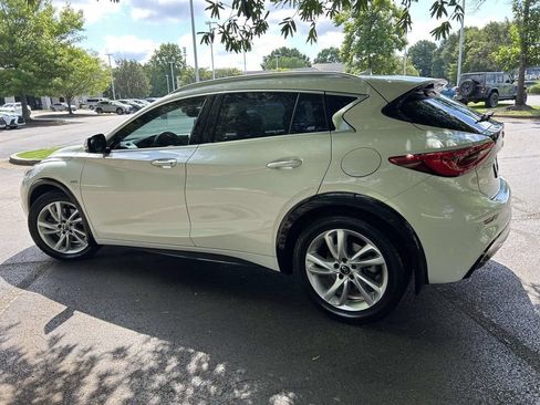 Used 2018 INFINITI QX30 Premium w/ Navigation Package FWD image 4