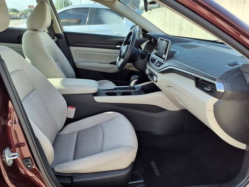 Used 2025 Nissan Altima 2.5 SV FWD image 18