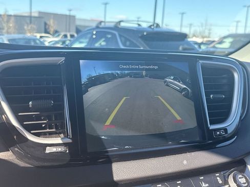 Used 2024 Chrysler Pacifica Touring-L image 17