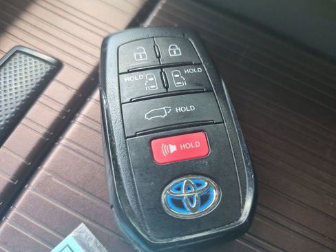 Used 2021 Toyota Sienna XLE FWD image 40
